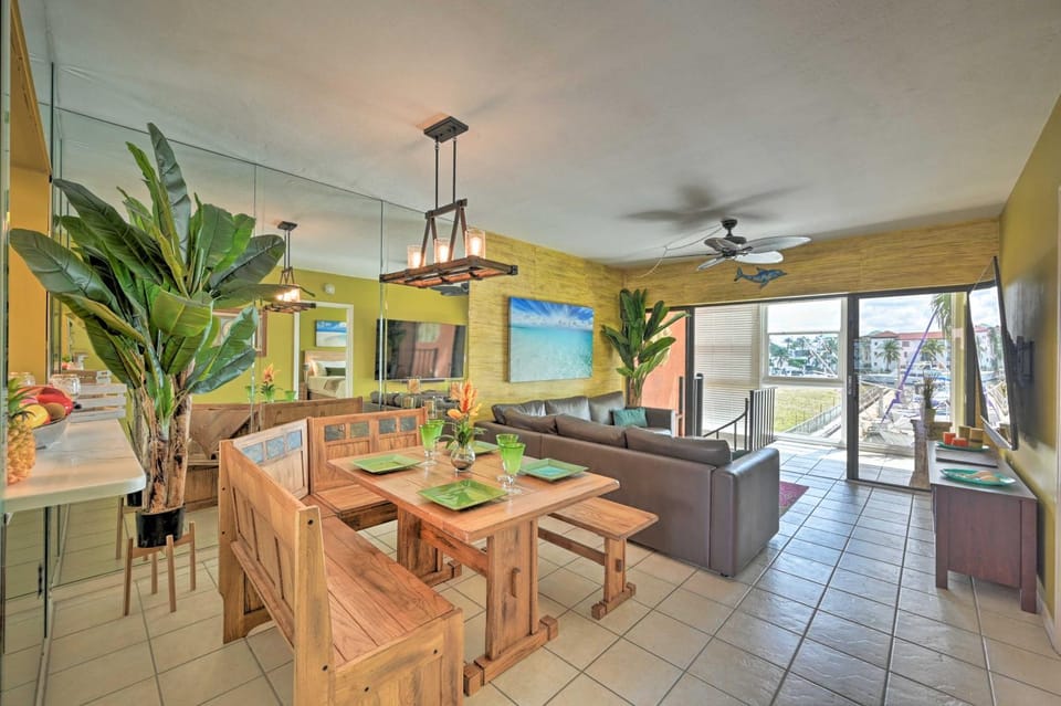 Relaxing Waterfront 2-Story Retreat w/ Pool Access House in Naples