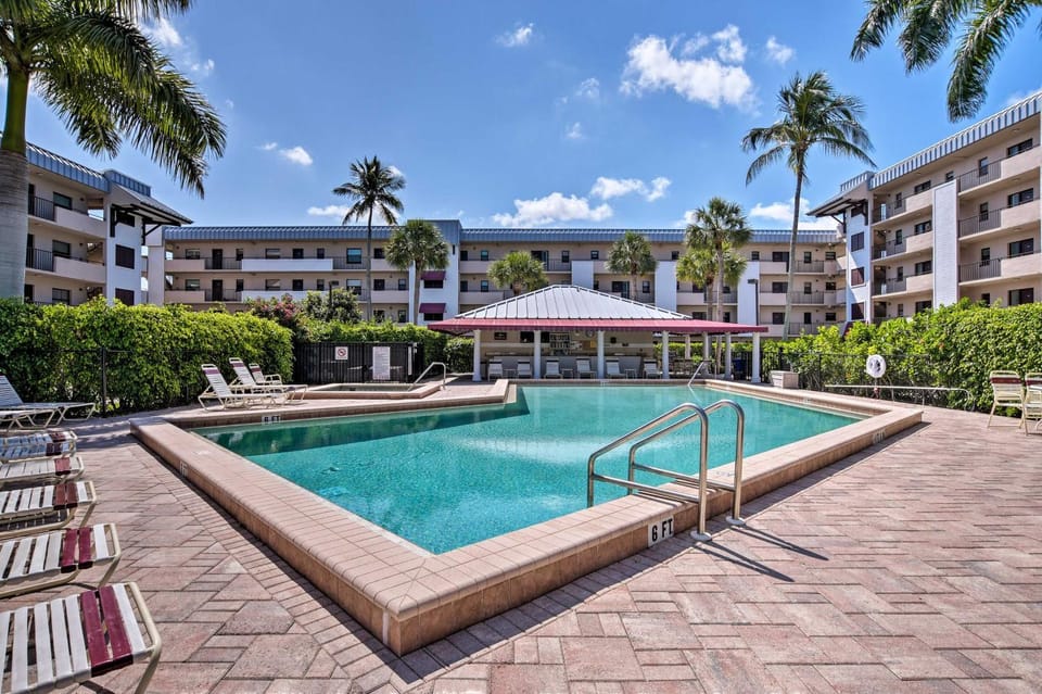 Relaxing Waterfront 2-Story Retreat w/ Pool Access House in Naples