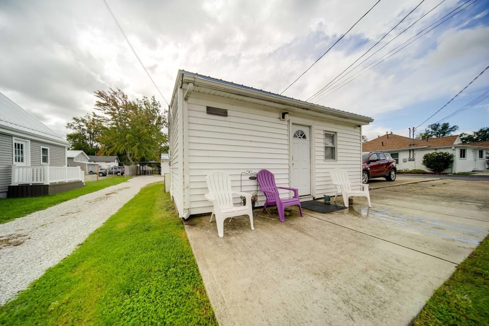 Geneva Cottage w/ Patio - Walk to Park, Lake Erie! House in Geneva-on-the-Lake