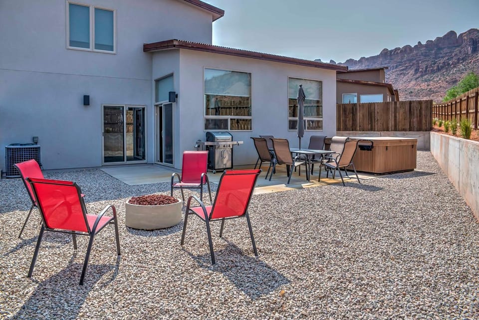 Upscale Moab Home w/ Red Rock Views & Hot Tub House in Utah