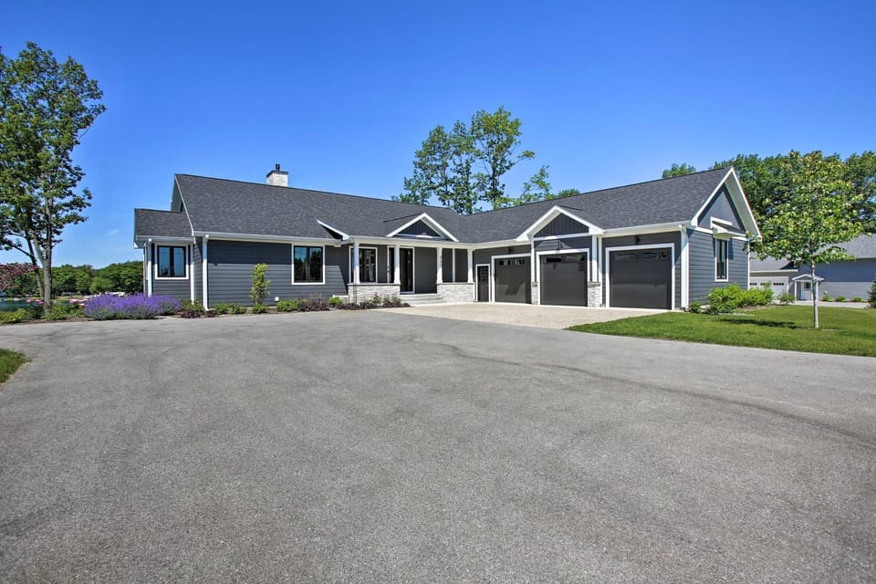 Sunroom + Hot Tub! Waterfront Silver Lake Home House in Michigan