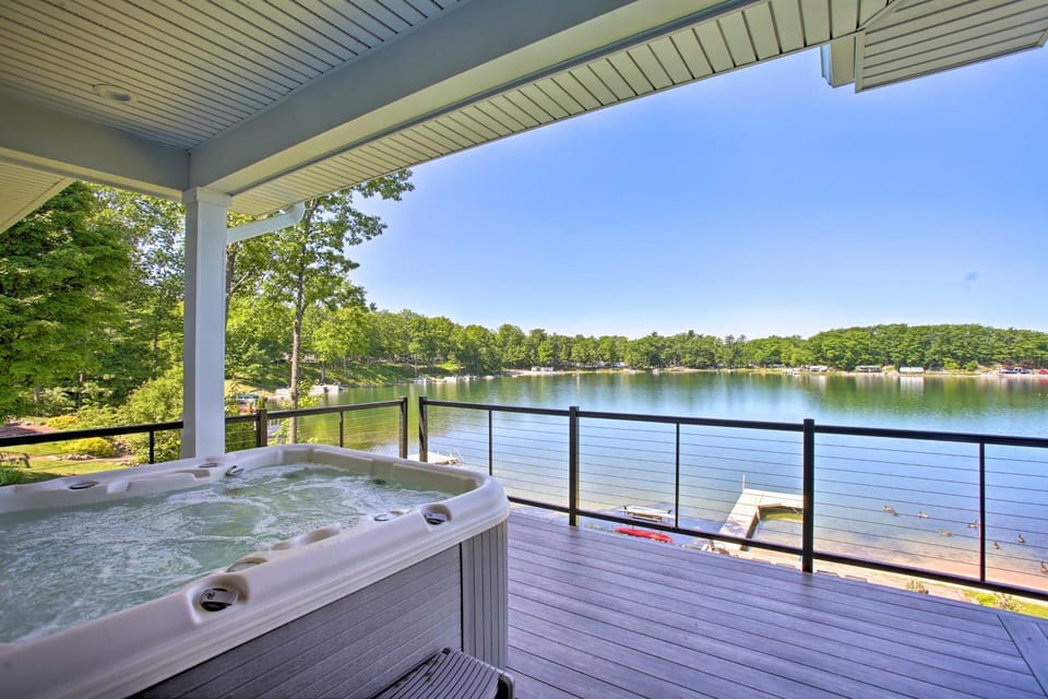 Sunroom + Hot Tub! Waterfront Silver Lake Home House in Michigan