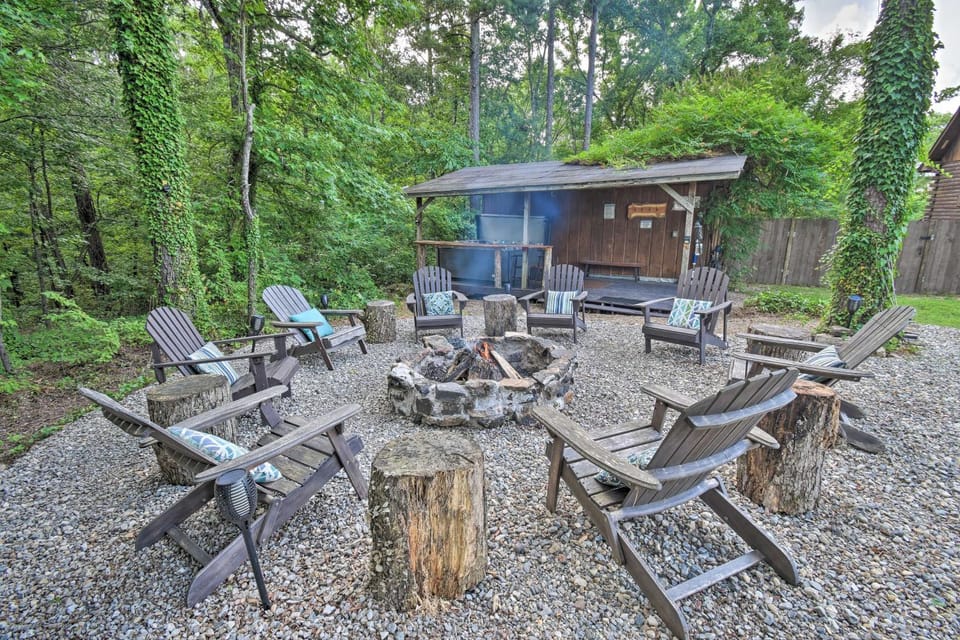 Luxe Cabin w/ Hot Tub on 5 Acres in Pearcy! Cabin in Garland County