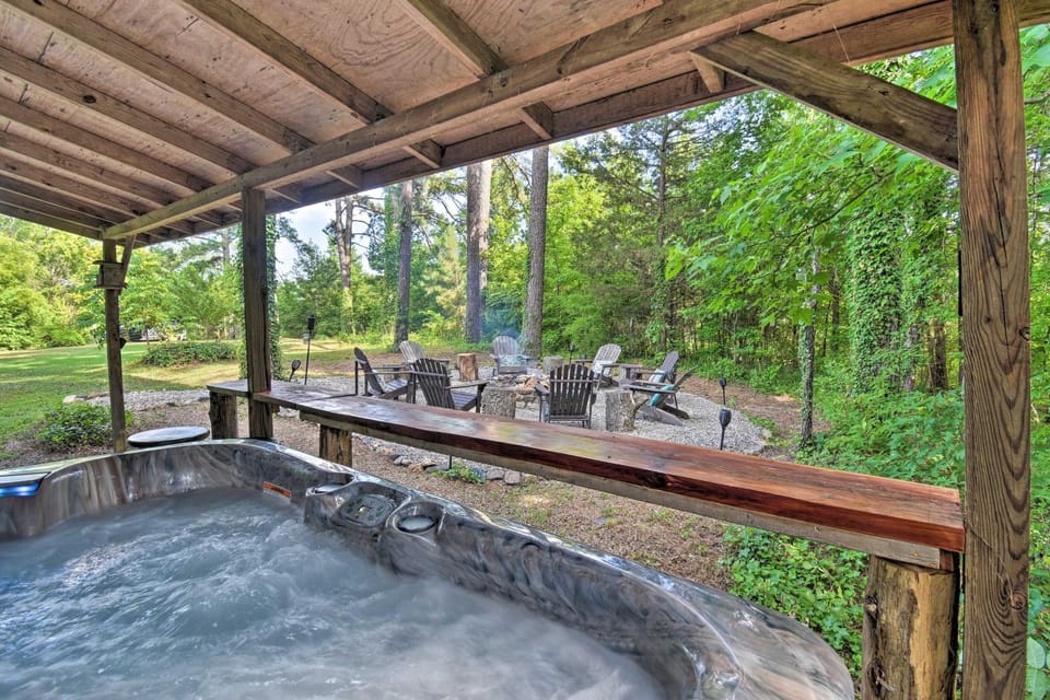 Luxe Cabin w/ Hot Tub on 5 Acres in Pearcy! Cabin in Garland County