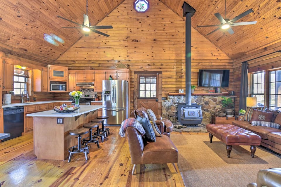 Luxe Cabin w/ Hot Tub on 5 Acres in Pearcy! Cabin in Garland County