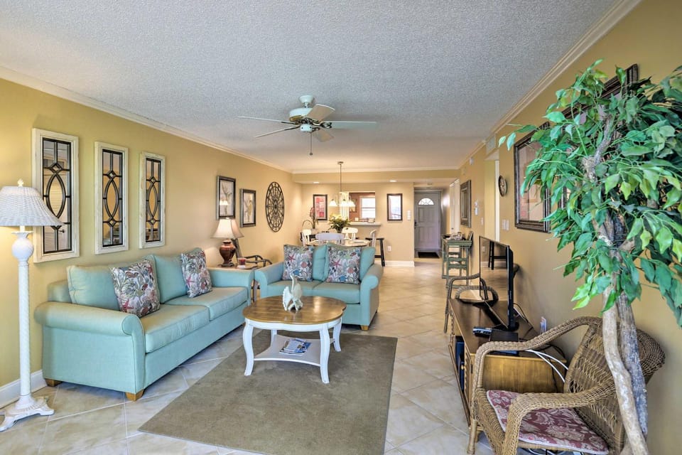 Beachfront Englewood Condo w/ Community Pool! House in Manasota Key