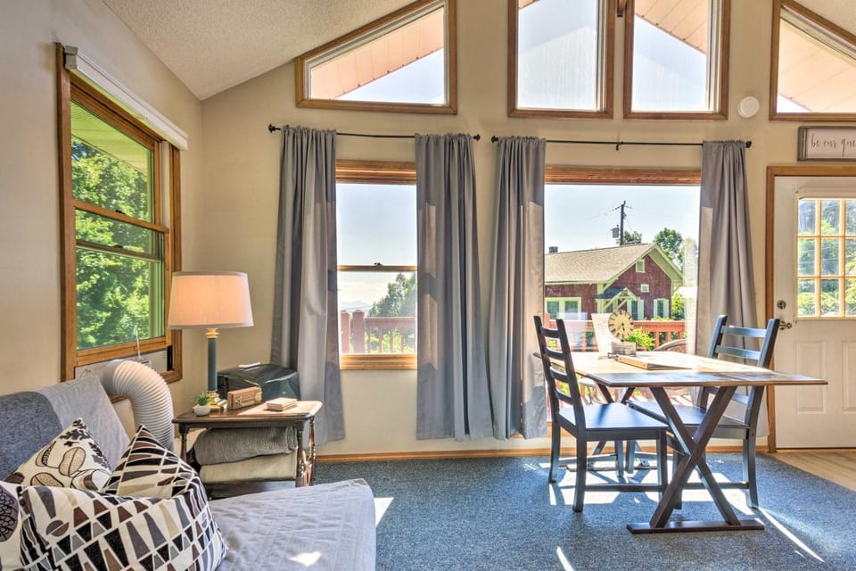 Hendersonville Cantrell Cottage - Smoky Mtn View Apartment in Laurel Park