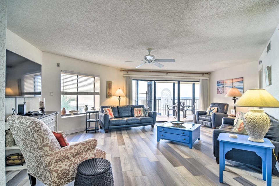 Pool Access & Beach Views: Indian Shores Condo House in Redington Shores