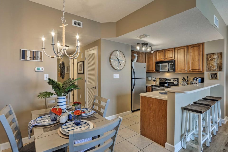 Resort Pool, Gym & Hot Tub: Beachfront PCB Condo! House in Lower Grand Lagoon