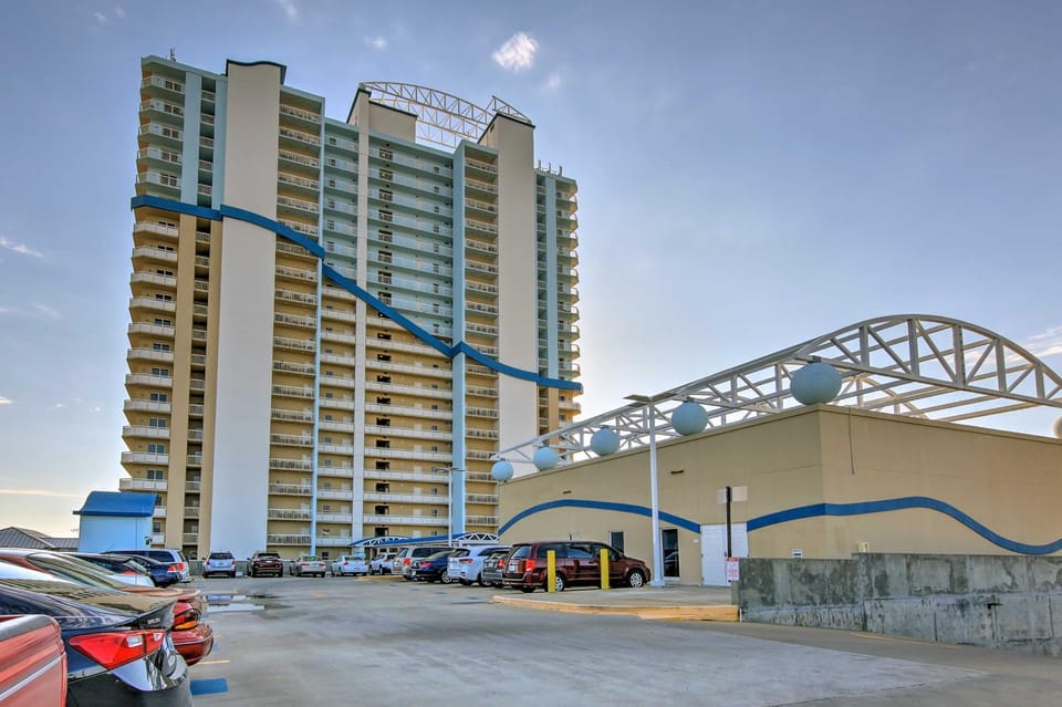 Resort Pool, Gym & Hot Tub: Beachfront PCB Condo! House in Lower Grand Lagoon