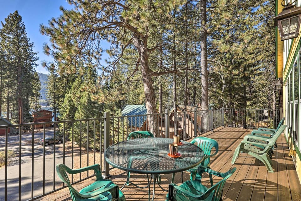 Close to Donner Lake and Skiing Truckee Getaway House in Donner Pines Tract