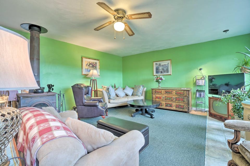 Vintage Farmhouse about 2 half Mi to Mount Pleasant Ski House in Lake Erie