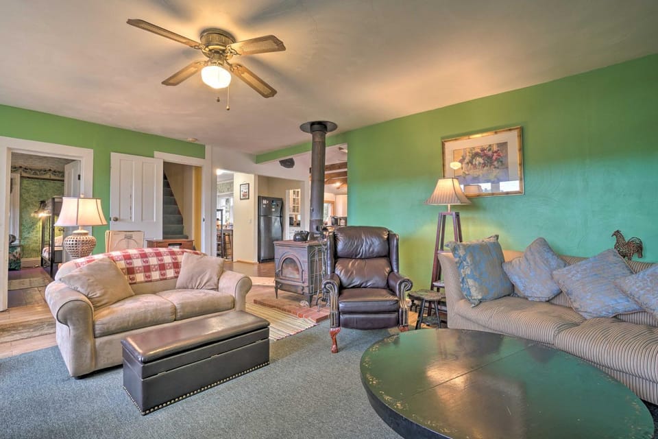 Vintage Farmhouse about 2 half Mi to Mount Pleasant Ski House in Lake Erie