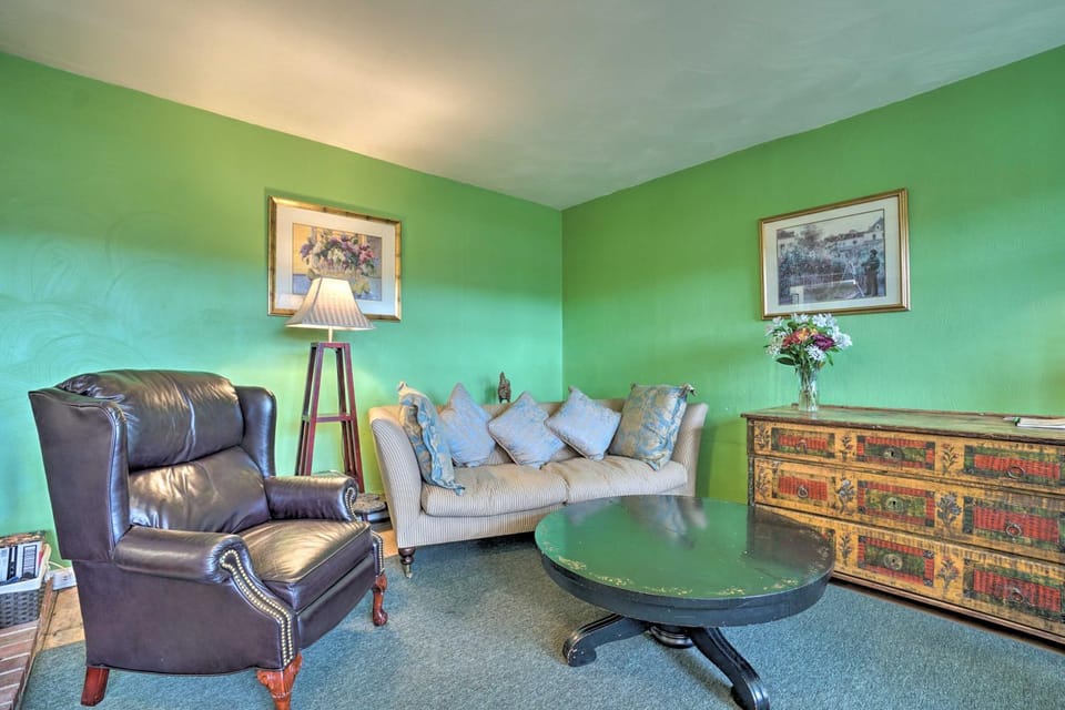 Vintage Farmhouse about 2 half Mi to Mount Pleasant Ski House in Lake Erie