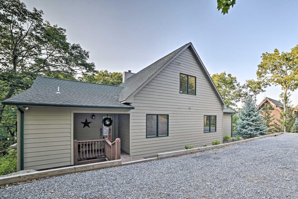 1 Mi to Slopes & Dining: Spacious Ski Getaway! House in Nelson County