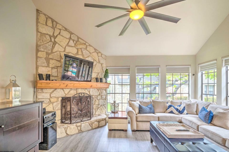 Horseshoe Bay Townhome with Patio and Outdoor Pool! House in Horseshoe Bay