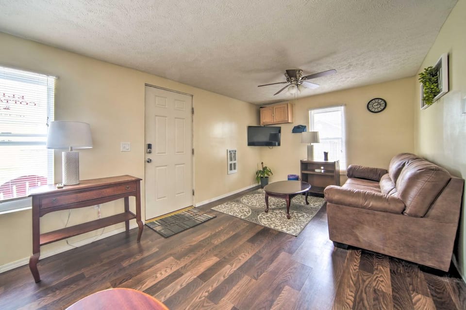 Geneva-on-the-Lake Cottage with Patio Walk to Shore House in Geneva-on-the-Lake