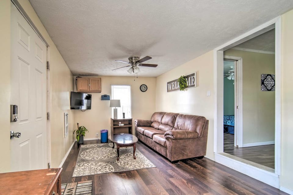 Geneva-on-the-Lake Cottage with Patio Walk to Shore House in Geneva-on-the-Lake