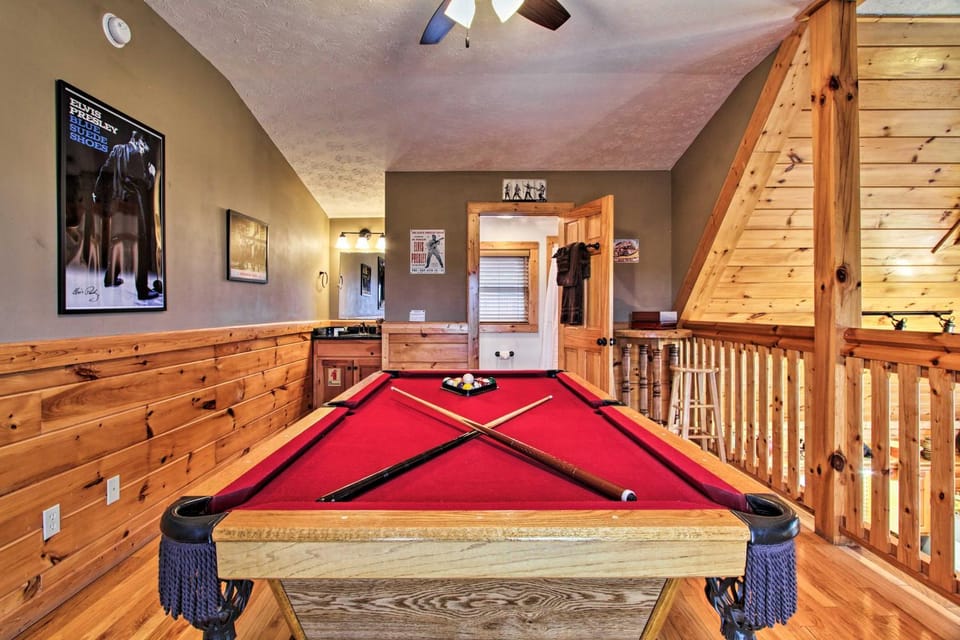Game Room & Hot Tub! Black Bear Falls Resort Cabin Cabin in Gatlinburg