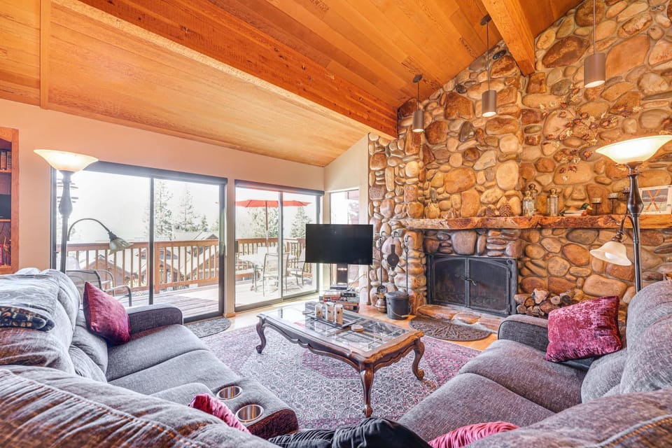 1 Mi to Lake Tahoe: Home w/ Hot Tub & Decks House in Dollar Point