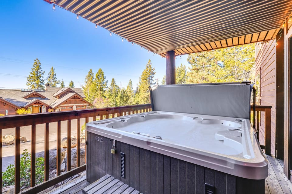 1 Mi to Lake Tahoe: Home w/ Hot Tub & Decks House in Dollar Point