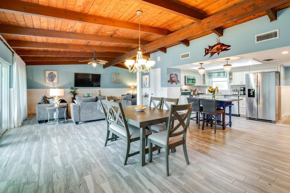 2 Mi to Homosassa Springs: Riverfront Home w/ Dock House in Homosassa