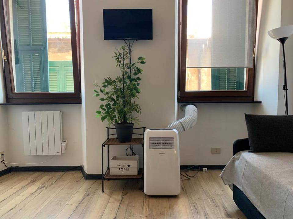 Property building, Communal lounge/ TV room, Bed, TV and multimedia, Living room, Seating area, heating, internet, air conditioner