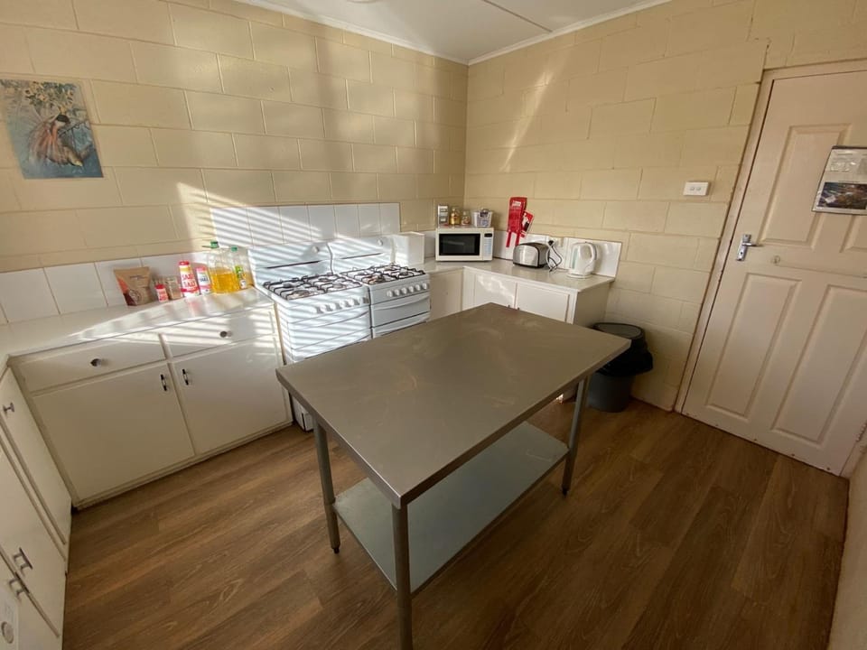 Kitchen or kitchenette, minibar, pet friendly, stove