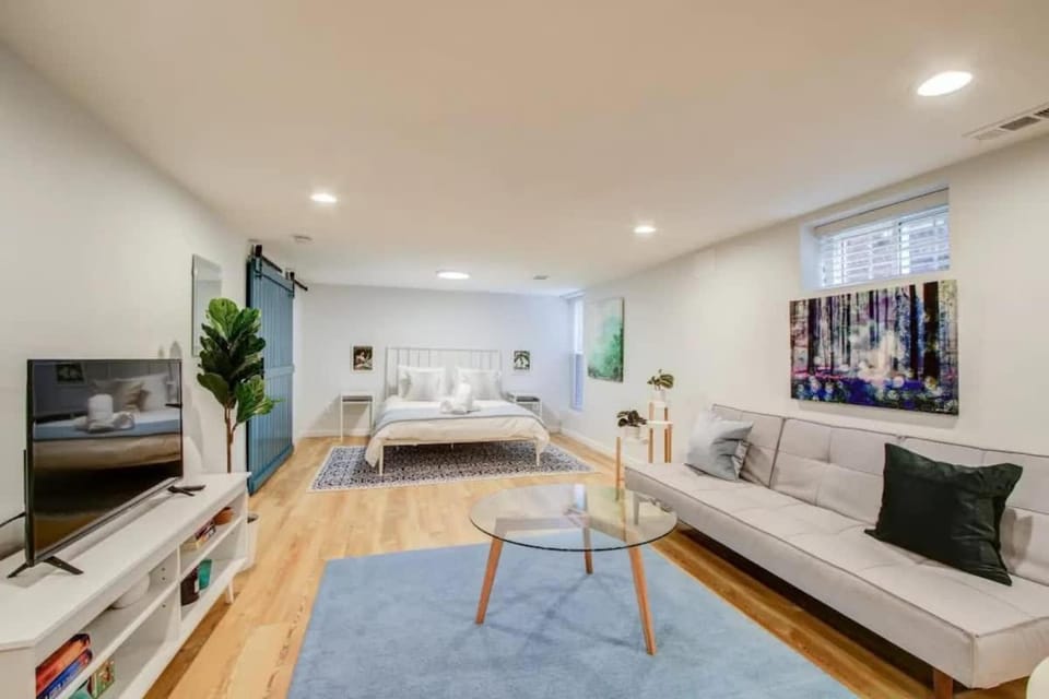 SUNNY, SERENE & CENTRALLY-Located STUDIO *PRIVACY *COMFORT *5-STARS Apartment in District of Columbia