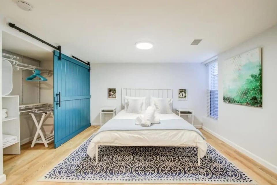 SUNNY, SERENE & CENTRALLY-Located STUDIO *PRIVACY *COMFORT *5-STARS Apartment in District of Columbia