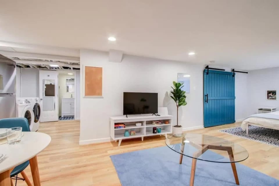 SUNNY, SERENE & CENTRALLY-Located STUDIO *PRIVACY *COMFORT *5-STARS Apartment in District of Columbia