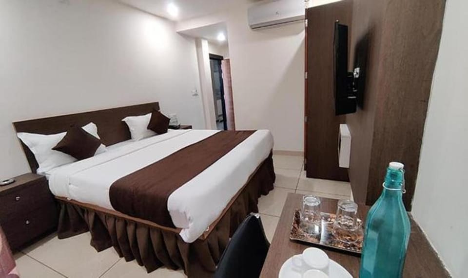 TV and multimedia, Photo of the whole room, Seating area, Bedroom, air conditioner