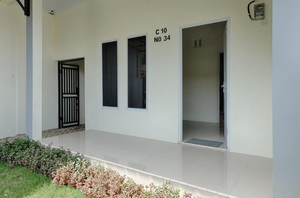 Facade/entrance, Floor plan