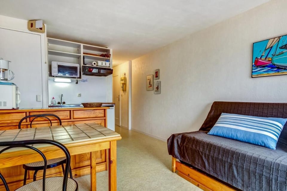 Bed, Bedroom, kitchen