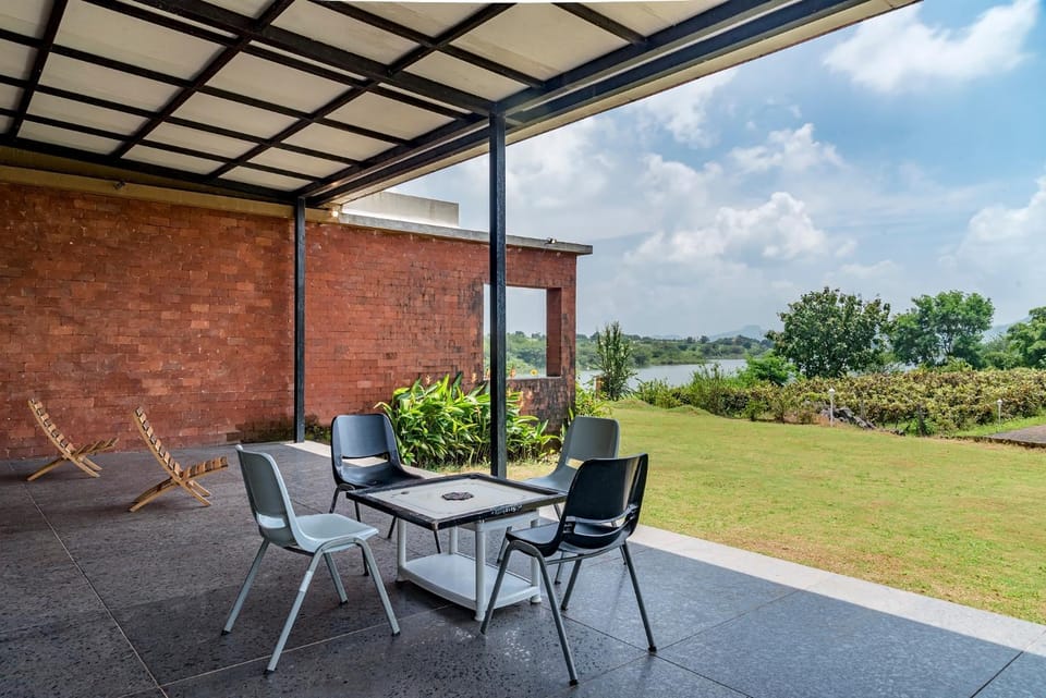 Property building, Patio, Spring, Day, Natural landscape, Garden, View (from property/room), Balcony/Terrace, Living room, Seating area, Dining area, Garden view, Lake view