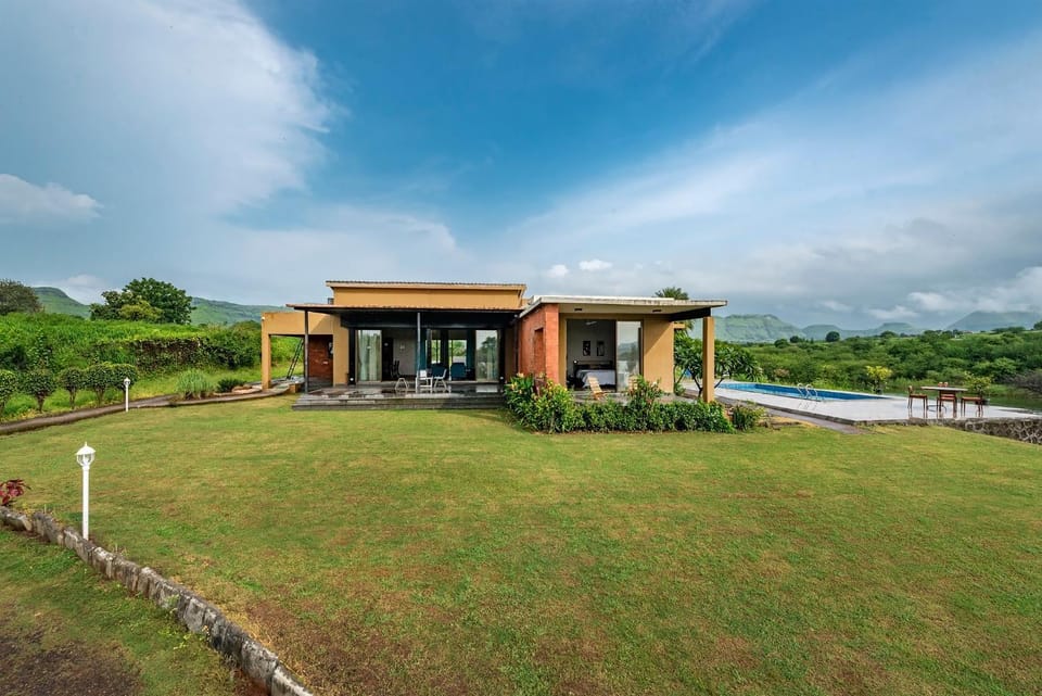 Property building, Spring, Day, Natural landscape, Garden, Garden view, Lake view, Mountain view, Pool view
