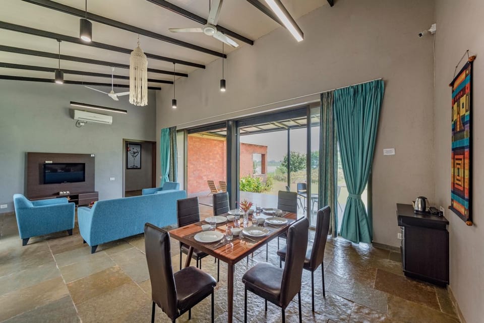 Communal lounge/ TV room, TV and multimedia, Living room, Seating area, Dining area, Evening entertainment, Lake view, fireplace, fireplace, air conditioner, air conditioner