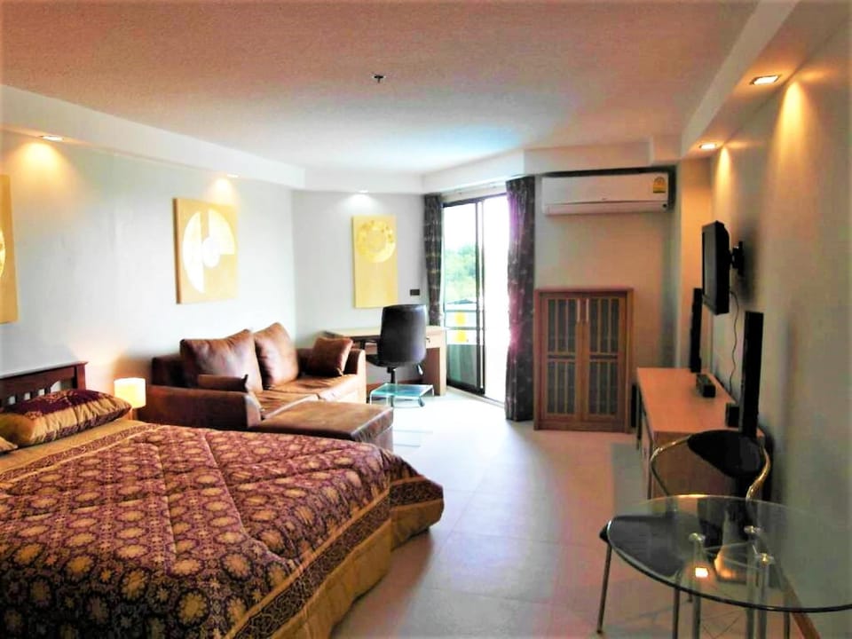 TV and multimedia, Seating area, Bedroom