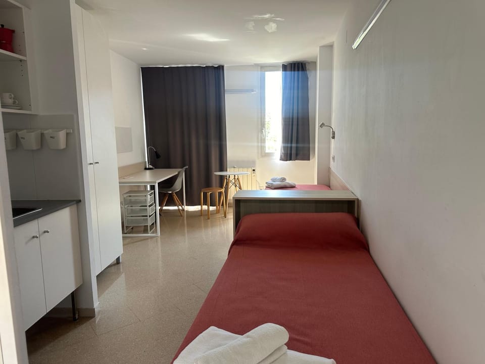 Residencia Universitaria Resa Francesc Giralt i Serrà Hostel in Terrassa
