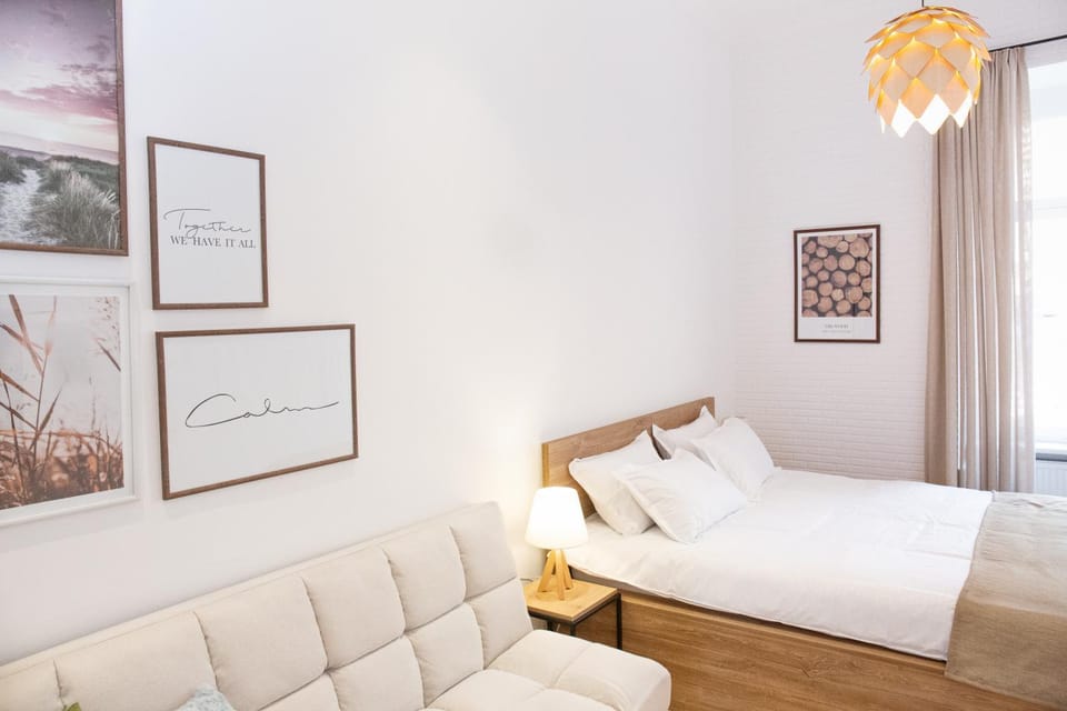 Bed, TV and multimedia, Bedroom