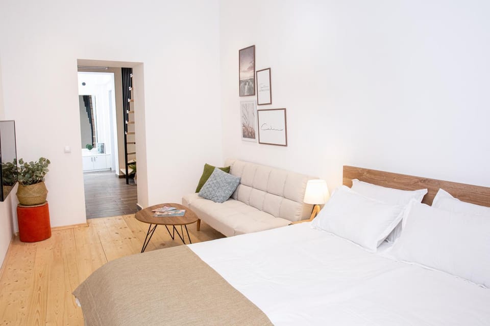 Bed, TV and multimedia, Living room, Seating area, Bedroom