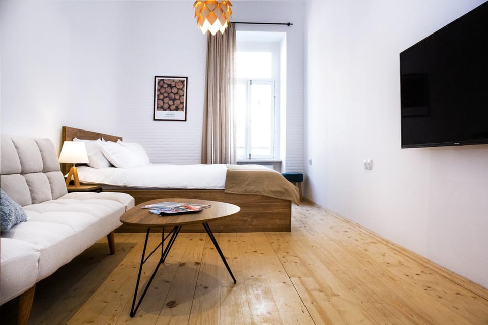 TV and multimedia, Living room, Seating area, Bedroom