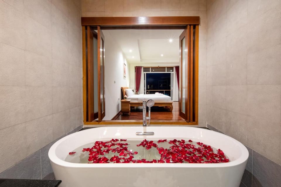 Hot Tub, Bathroom