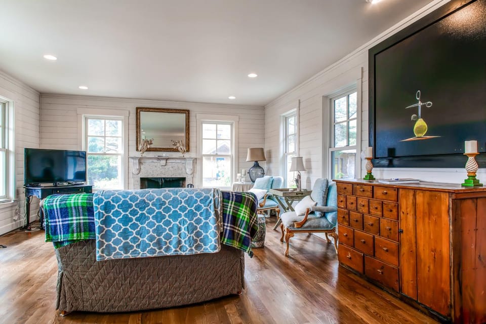 Modern Gearhart Getaway, Walk to Beach and Downtown! House in Gearhart
