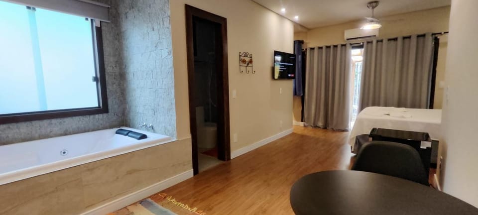 Bed, Hot Tub, TV and multimedia, Bedroom, air conditioner
