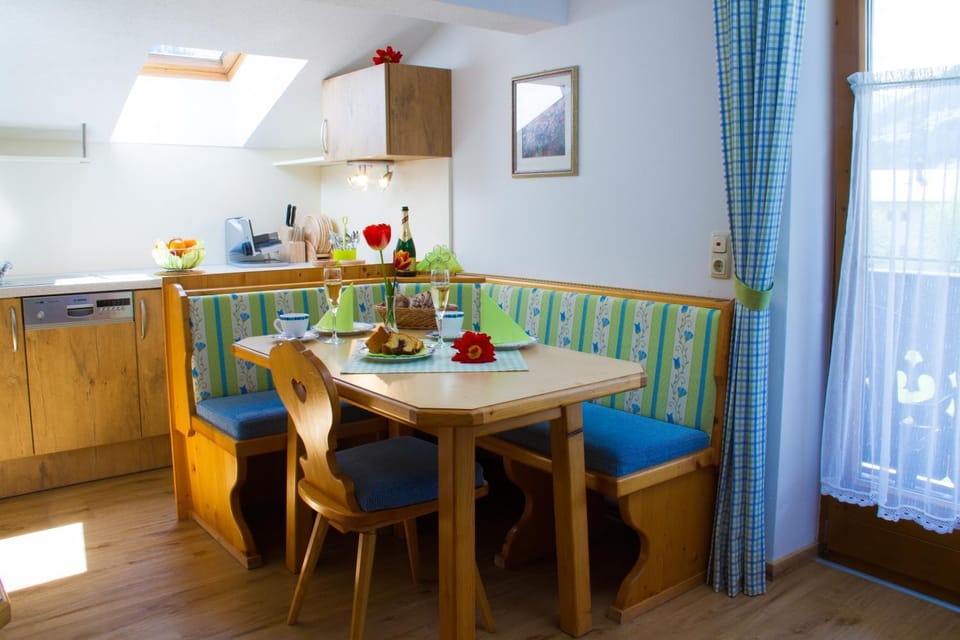 Kitchen or kitchenette, Dining area, minibar, stove