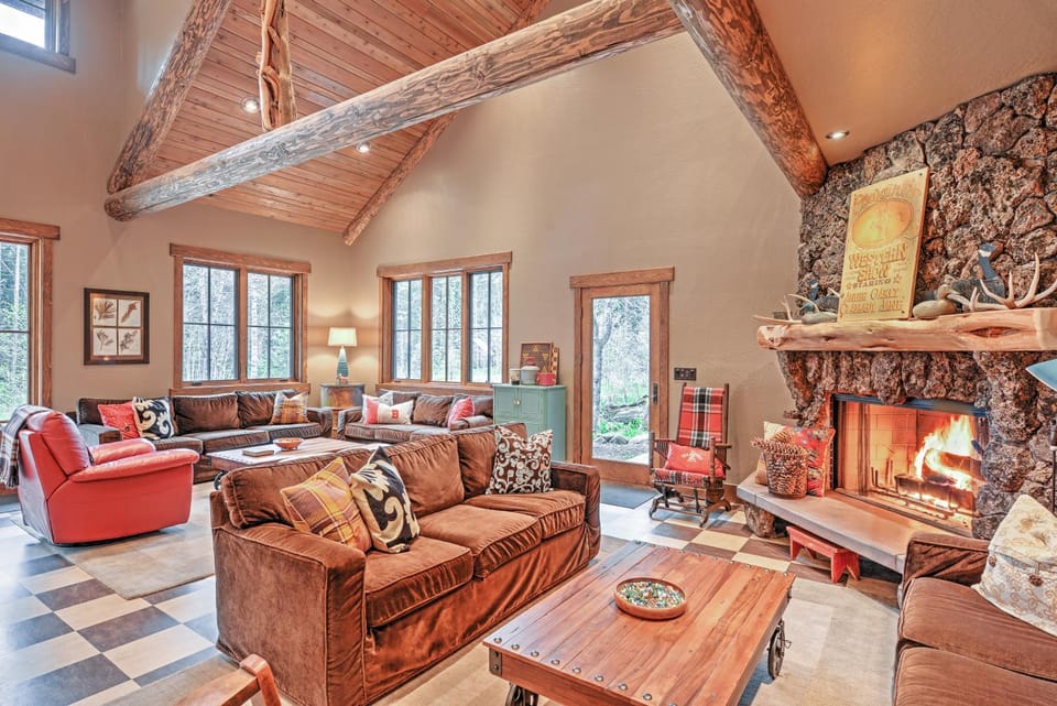 Ashland Lodge w/ Lake Views & Game Room Loft House in Oregon