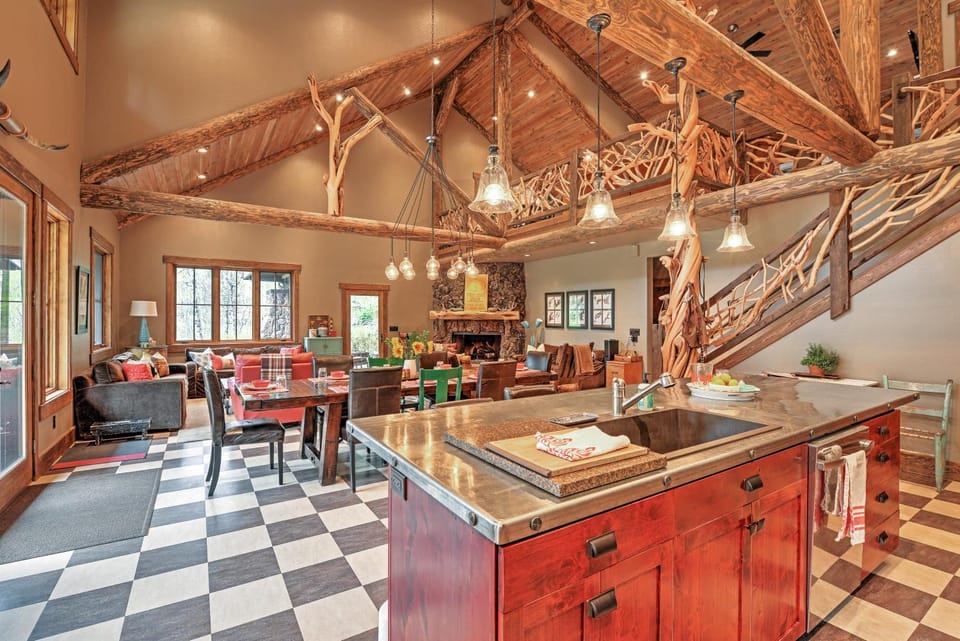 Ashland Lodge w/ Lake Views & Game Room Loft House in Oregon