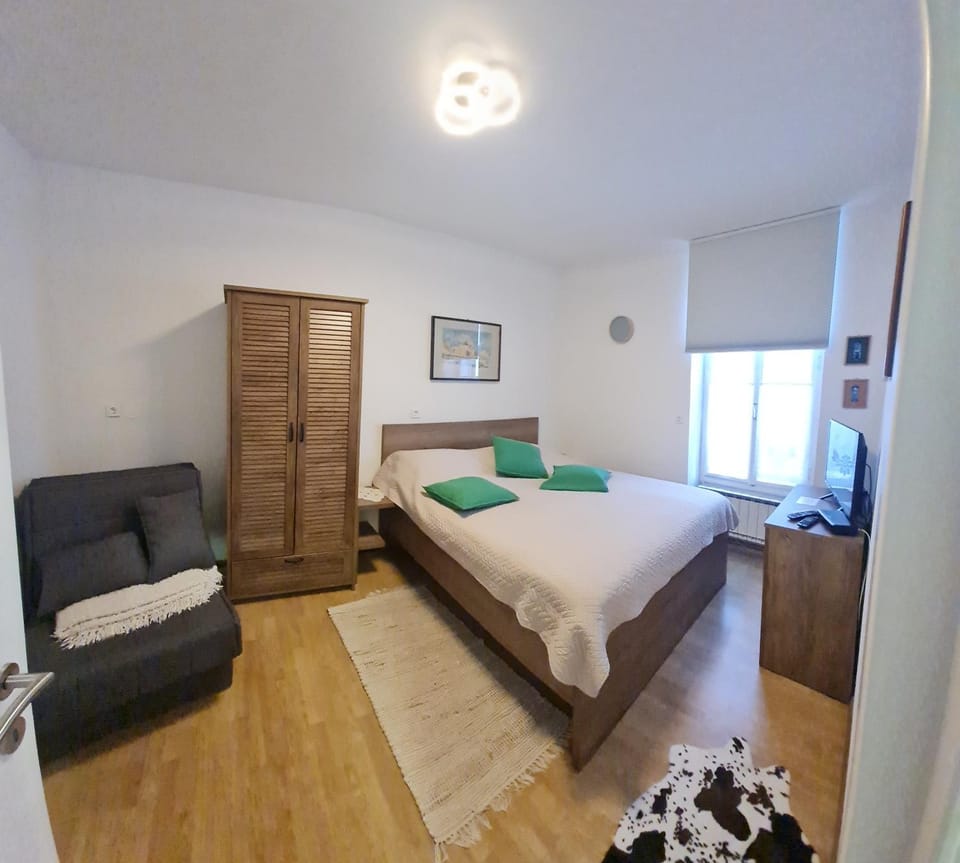 Bed, TV and multimedia, Photo of the whole room, Bedroom, wardrobe