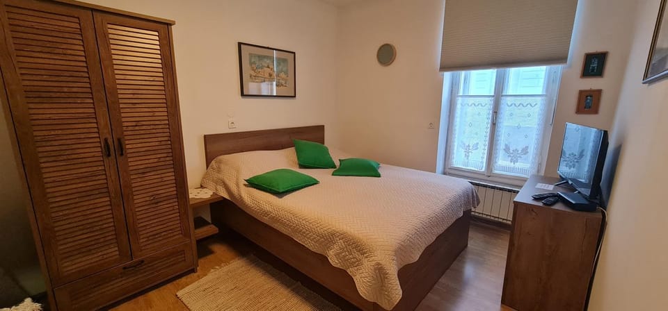 Bed, TV and multimedia, Bedroom, wardrobe